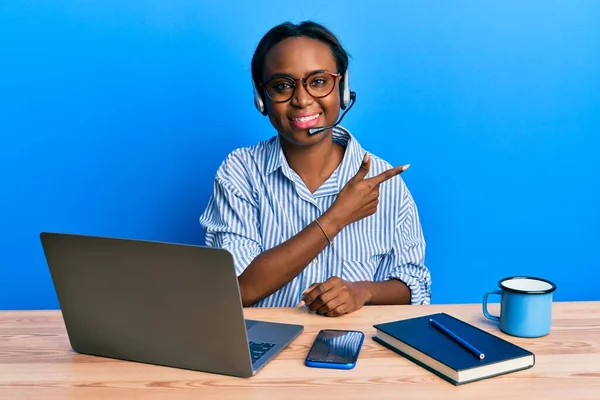 Mujer Africana Joven Con Auriculares Agente Call Center Sonriendo Alegre —  Fotos de Stock