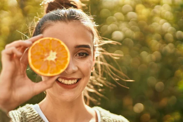 Krásná Brunetka Žena Usměvavá Šťastný Pomeranč Přes Oko — Stock fotografie