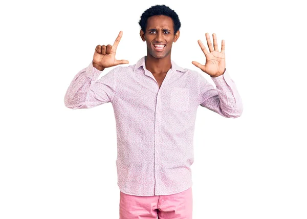 Afroamerykanin Przystojny Mężczyzna Luźnej Różowej Koszuli Pokazuje Wskazując Palcem Numer — Zdjęcie stockowe