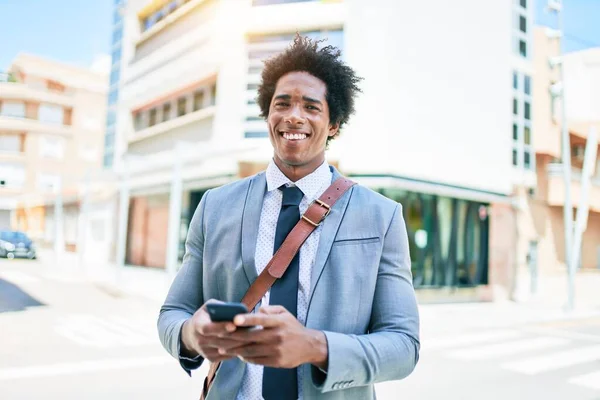 Jovem Empresário Afro Americano Vestindo Terno Sorrindo Feliz Com Sorriso — Fotografia de Stock