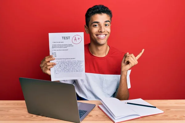 Joven Hombre Afroamericano Guapo Mostrando Examen Aprobado Sonriendo Feliz Señalando —  Fotos de Stock