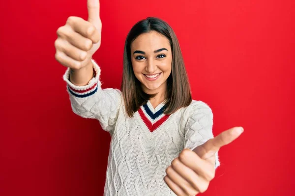 Mladá Brunetka Dívka Sobě Ležérní Studentský Svetr Schvalující Dělá Pozitivní — Stock fotografie