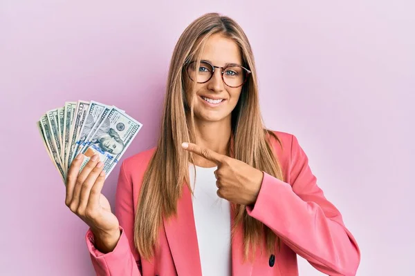 Jong Blond Vrouw Dragen Business Stijl Holding Dollars Glimlachen Gelukkig — Stockfoto