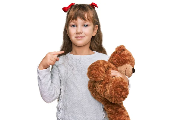 Little Caucasian Girl Kid Hugging Teddy Bear Stuffed Animal Pointing — Stock Photo, Image