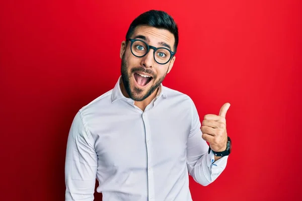 Молодий Іспаномовний Бізнесмен Сорочці Окулярах Посміхається Щасливим Обличчям Дивлячись Вказуючи — стокове фото