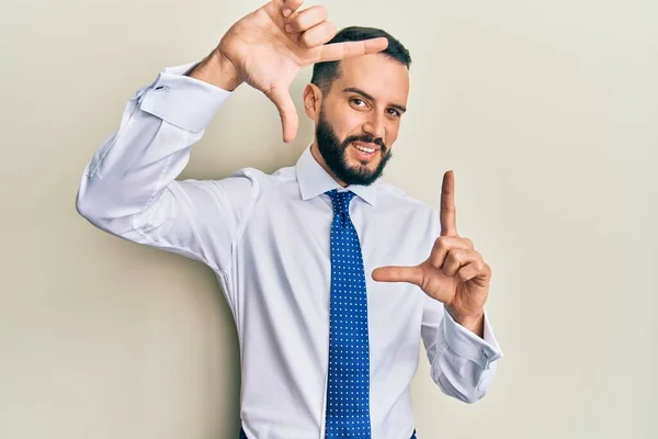 Jovem Com Barba Vestindo Gravata Negócios Sorrindo Fazendo Moldura Com — Fotografia de Stock