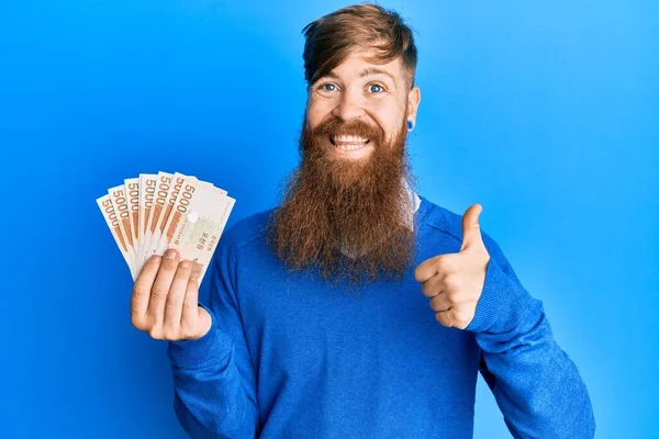 Young Irish Redhead Man Holding 5000 South Korean Won Banknotes — Stock Photo, Image