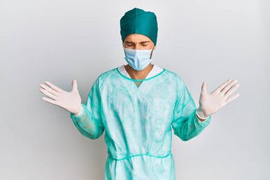 Cerrah üniforması giyen genç ve yakışıklı bir adam başarının çılgınlığını kutluyor. Kolları havada, gözleri kapalı, heyecanlı çığlıklar atıyorlar. Kazanan konsept 