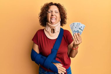 Güzel, orta yaşlı, olgun bir kadın. Boyunluk takıyor ve elinde sigorta dolarları taşıyor. Dilini mutlu bir ifadeyle dışarı çıkarıyor.. 