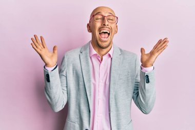 İş kıyafetleri giymiş ve gözlüklü kel bir adam başarının çılgınlığını kutluyor kolları havada ve gözleri kapalı heyecanla bağırıyor. Kazanan konsept 