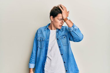 Sıradan kot ceket giyen yakışıklı beyaz bir adam. Yanlışlıkla el ele tutuşarak şaşırmış. Hatayı hatırla. Unuttum, kötü hafıza kavramı. 