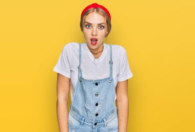 Gündelik kıyafetler giyen genç beyaz kız şaşkınlık ve şaşkınlık dolu bir ifade, korku ve heyecan dolu bir yüz ifadesiyle şoka girdi.. 