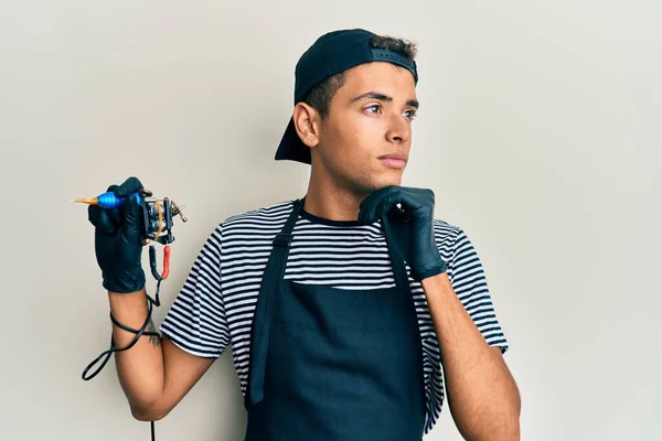 Joven Hombre Afroamericano Guapo Tatuador Con Uniforme Profesional Guantes Que —  Fotos de Stock