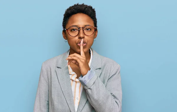 Mujer Afroamericana Joven Vestida Con Ropa Negocios Pidiendo Estar Callada — Foto de Stock