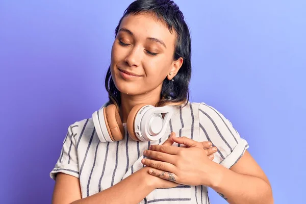 Mulher Jovem Ouvindo Música Usando Fones Ouvido Sorrindo Com Mãos — Fotografia de Stock