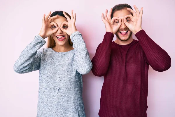 Bella Coppia Indossa Abiti Casual Facendo Gesto Come Binocolo Attaccare — Foto Stock