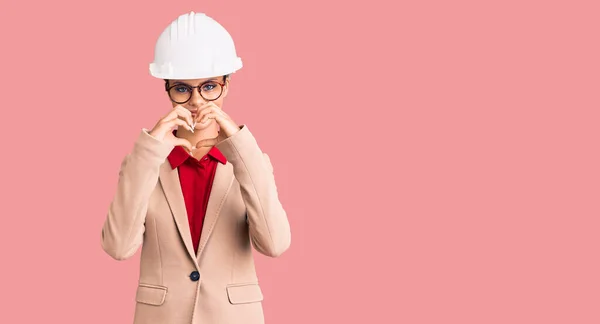 Young Beautiful Woman Wearing Architect Hardhat Smiling Love Showing Heart — ストック写真