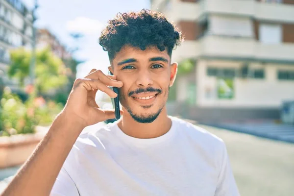 Giovane Arabo Uomo Sorridente Felice Parlando Sullo Smartphone Piedi Città — Foto Stock