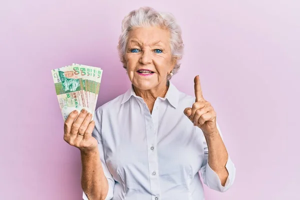 Старшая Седовласая Женщина Гонконгскими Банкнотами Долларов Улыбается Идеей Вопросом Указывая — стоковое фото