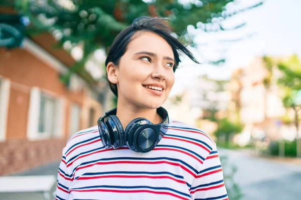 Jong Latin Meisje Glimlachen Gelukkig Luisteren Naar Muziek Met Behulp — Stockfoto