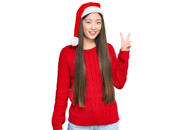 Jovem Chinesa Vestindo Chapéu Natal Sorrindo Olhando Para Câmera Mostrando — Fotografia de Stock
