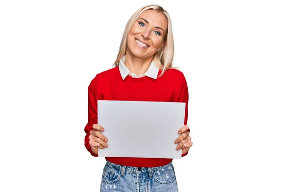 Junge Blonde Frau Mit Leerem Transparent Die Positiv Und Glücklich — Stockfoto