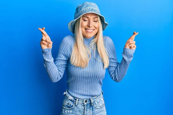Ung Blond Kvinna Bär Casual Denim Hatt Gestikulerande Finger Korsade — Stockfoto