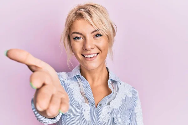 Joven Chica Rubia Vistiendo Ropa Casual Sonriente Amable Ofreciendo Apretón —  Fotos de Stock