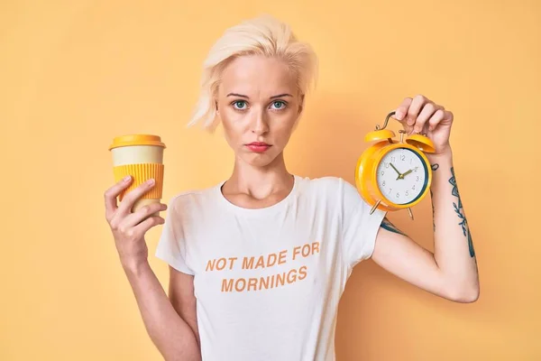 Young Blonde Woman Tattoo Holding Alarm Clock Take Away Cup — ストック写真