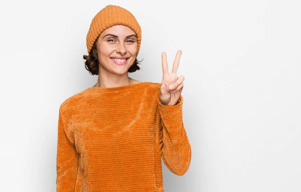 Mujer Hispana Joven Usando Ropa Casual Gorra Lana Mostrando Señalando — Foto de Stock