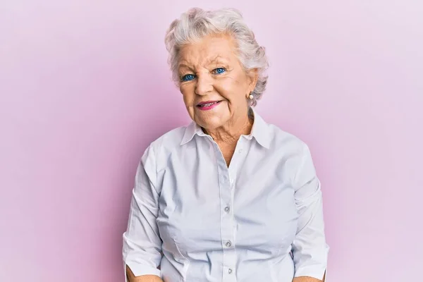 Femme Âgée Aux Cheveux Gris Portant Des Vêtements Décontractés Avec — Photo