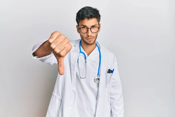 Giovane Bell Uomo Indossando Uniforme Medico Stetoscopio Guardando Infelice Arrabbiato — Foto Stock