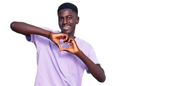 Fiatal Afro Amerikai Férfi Alkalmi Ruhát Visel Mosolyogva Szerelemben Csinál — Stock Fotó