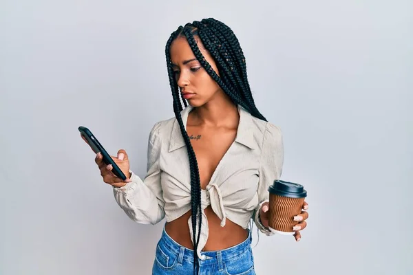 Mulher Hispânica Bonita Usando Smartphone Beber Uma Xícara Café Deprimido — Fotografia de Stock