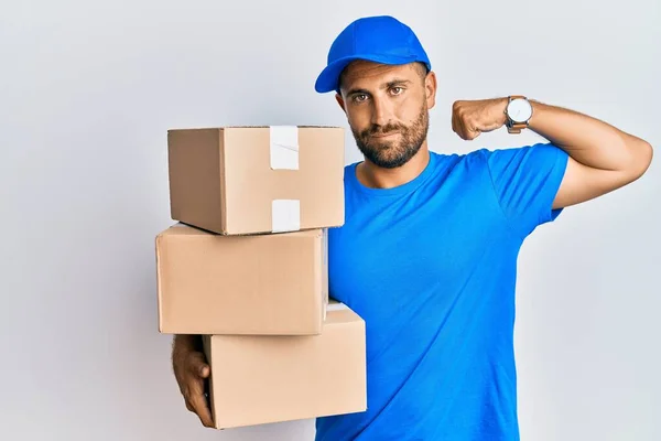 Hombre Guapo Con Barba Llevando Uniforme Mensajero Sosteniendo Paquetes Entrega — Foto de Stock