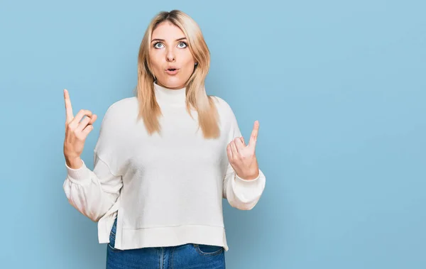 Junge Kaukasische Frau Lässigem Winterpullover Erstaunt Und Überrascht Aufblickend Und — Stockfoto