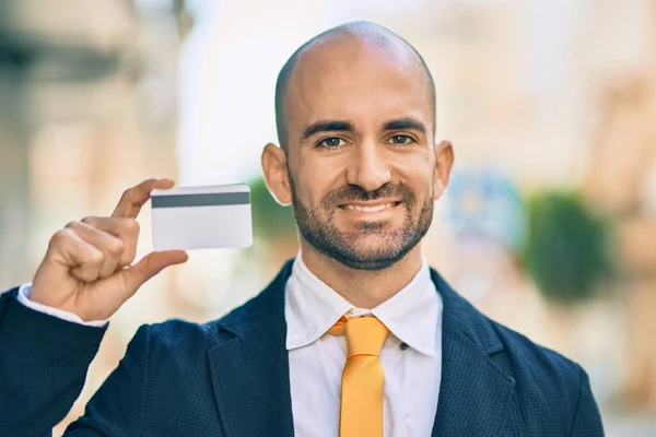 Junger Hispanischer Glatzköpfiger Geschäftsmann Lächelt Glücklich Mit Kreditkarte Der Hand — Stockfoto