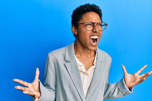 Mladá Afroameričanka Obchodní Bundě Brýlích Bláznivě Šíleně Křičela Křičela Agresivním — Stock fotografie