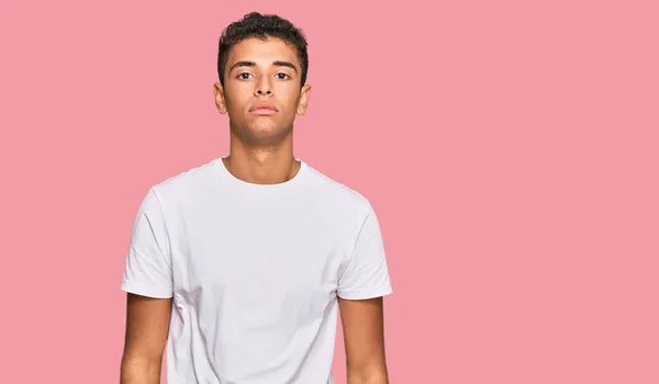 Jovem Bonito Homem Afro Americano Vestindo Camiseta Branca Casual Relaxado — Fotografia de Stock