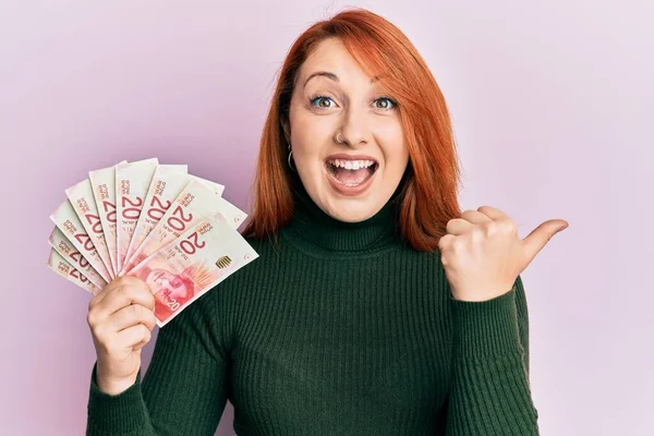 Mulher Ruiva Bonita Segurando Shekels Israel Notas Apontando Polegar Até — Fotografia de Stock