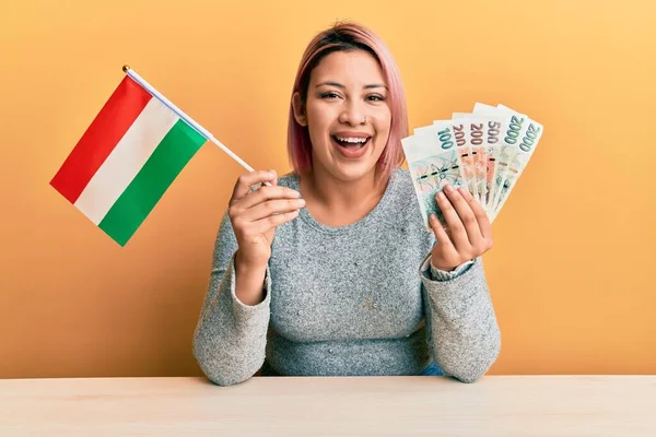 Hispanic Woman Pink Hair Holding Czech Republic Flag Koruna Banknotes — 图库照片