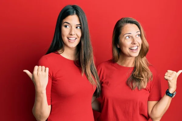 Hispanic Familj Mor Och Dotter Bär Casual Kläder Över Röd — Stockfoto