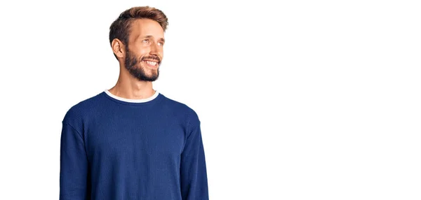 Tampan Pria Pirang Dengan Jenggot Mengenakan Sweater Santai Berpaling Sisi — Stok Foto