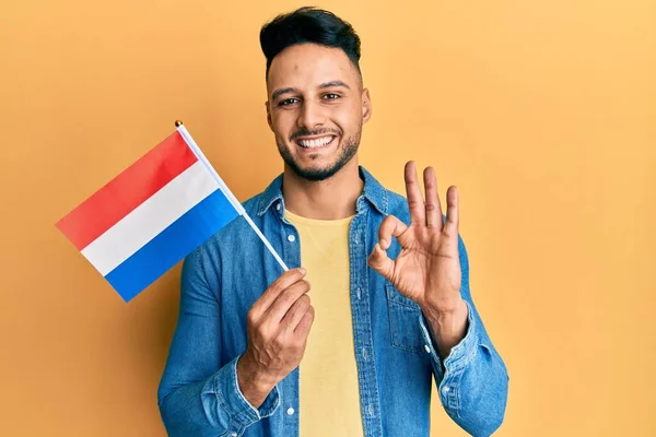 Jeune Homme Arabe Tenant Drapeau Holland Faire Signe Avec Les — Photo