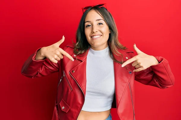 Jonge Brunette Vrouw Dragen Rood Lederen Jas Kijken Zelfverzekerd Met — Stockfoto