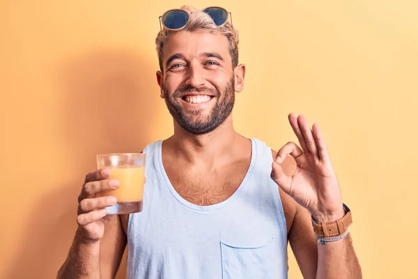 Young Handsome Blond Man Beard Vacation Drinking Glass Healthy Orange — Foto de Stock