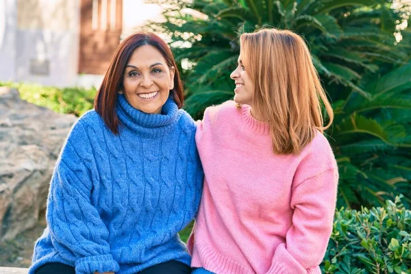 Madre Hija Hispanas Sonriendo Felices Abrazándose Parque —  Fotos de Stock