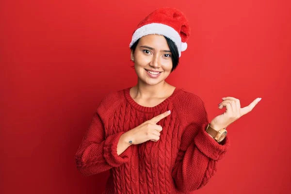 Hermosa Joven Con Pelo Corto Con Sombrero Navidad Sonriendo Mirando — Foto de Stock
