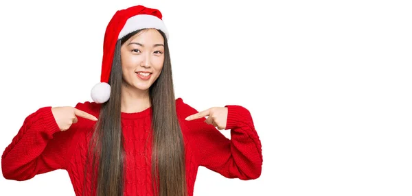 Young Chinese Woman Wearing Christmas Hat Looking Confident Smile Face — Fotografia de Stock