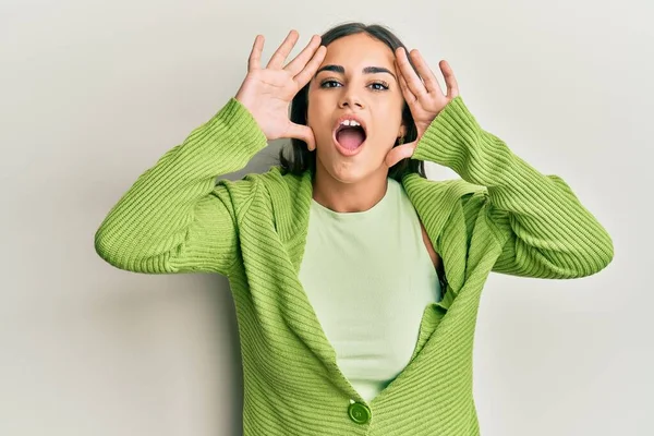 Mujer Morena Joven Con Ropa Casual Sonriente Alegre Jugando Echar — Foto de Stock